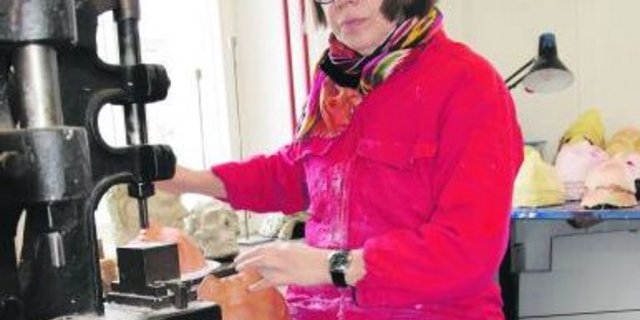 Verena Steiger stanzt bei einer Maske die Augen aus. Je nach Augenform verändert sich der Ausdruck einer Maske. (Bild Esther Thalmann)