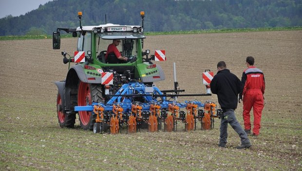 Mit Smart-Farming-Technologien wird heute viel experimentiert, z. B. hier bei einem Versuch an der Swiss Future Farm mit einem GPS-gesteuerten Hackgerät. (Bild BauZ)