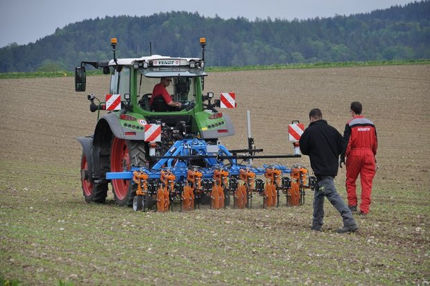 Mit Smart-Farming-Technologien wird heute viel experimentiert, z. B. hier bei einem Versuch an der Swiss Future Farm mit einem GPS-gesteuerten Hackgerät. (Bild BauZ)