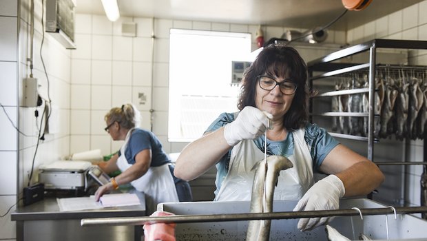 Adelheid Gsell veredelt Bodenseefische. (Bild Timo Jaworr für agrarheute)