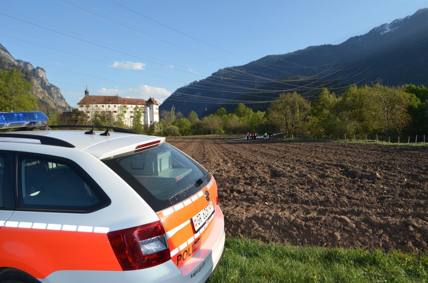 Das Flugzeug stürzte aus der Höhe von zirka fünf Metern auf einen Acker ab. 