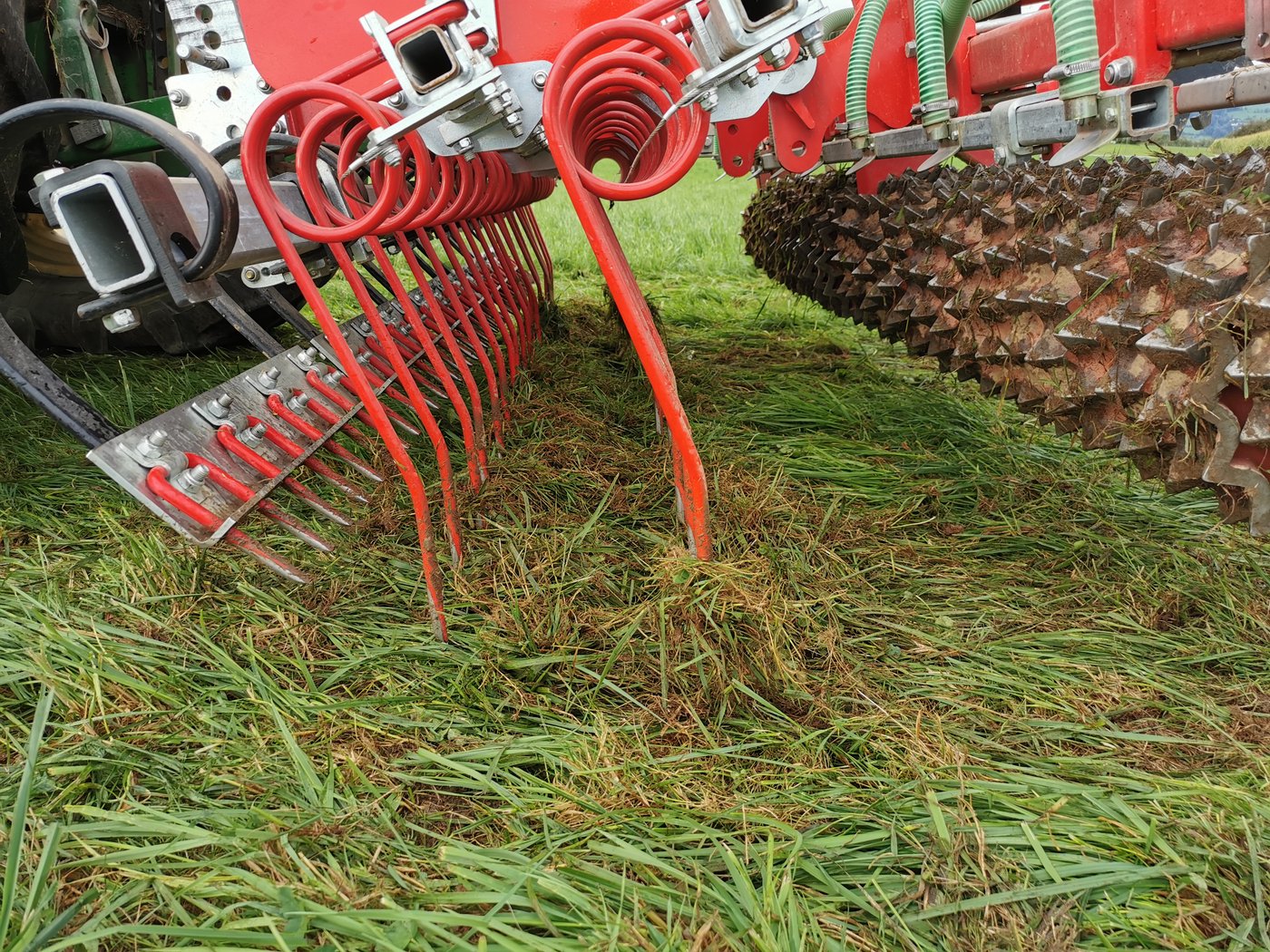 Der Wiesenstriegel ist als geeignetes Gerät für eine Übersaat geeignet. Eine Einebnungsschiene vorlaufend, verteilt die Mäusehaufen. Starke, robuste Zinken schaffen Platz für die Neuansaat. Die nachlaufende Prismawalze stellt den Bodenkontakt her und regt die Bestockung der guten Futtergräser an. (Aufnahme im Herbst. Gras ist für eine optimale Übersaat bereits zu lang). 