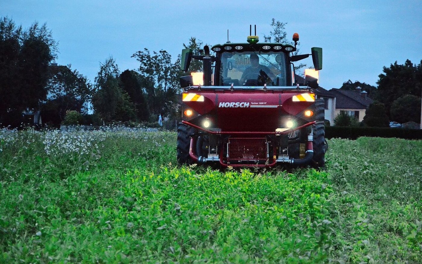 Letzter Programmpunkt der Veranstaltung: Direktsaat einer doppelten Gründüngung in die abfrierende UFA Legu Fit. Der forstharte Bestand soll im Frühling mit einer Messerwalze terminiert werden.