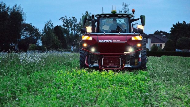 Letzter Programmpunkt der Veranstaltung: Direktsaat einer doppelten Gründüngung in die abfrierende UFA Legu Fit. Der forstharte Bestand soll im Frühling mit einer Messerwalze terminiert werden.