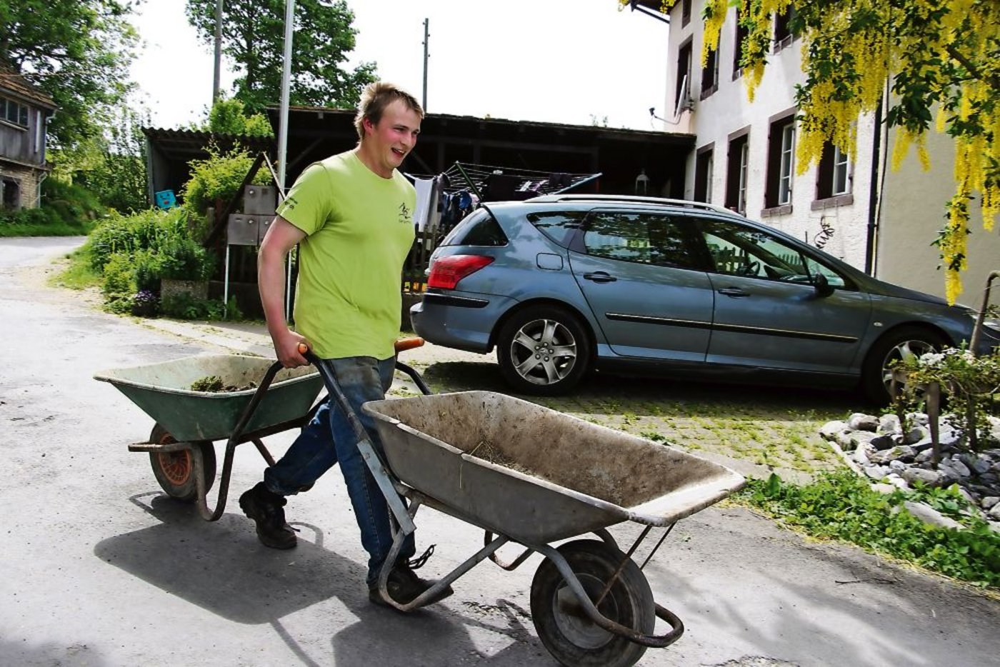 «Manuel ist der einzige Mitarbeiter, der mit zwei Schubkarren gleichzeitig hantiert», erklärt Roger Leuthold, sein Chef, nicht ohne dabei auch seinen Stolz auf ihn zu offenbaren. Auf dem nächsten Bild ... (Bilder Nadine Baumgartner)