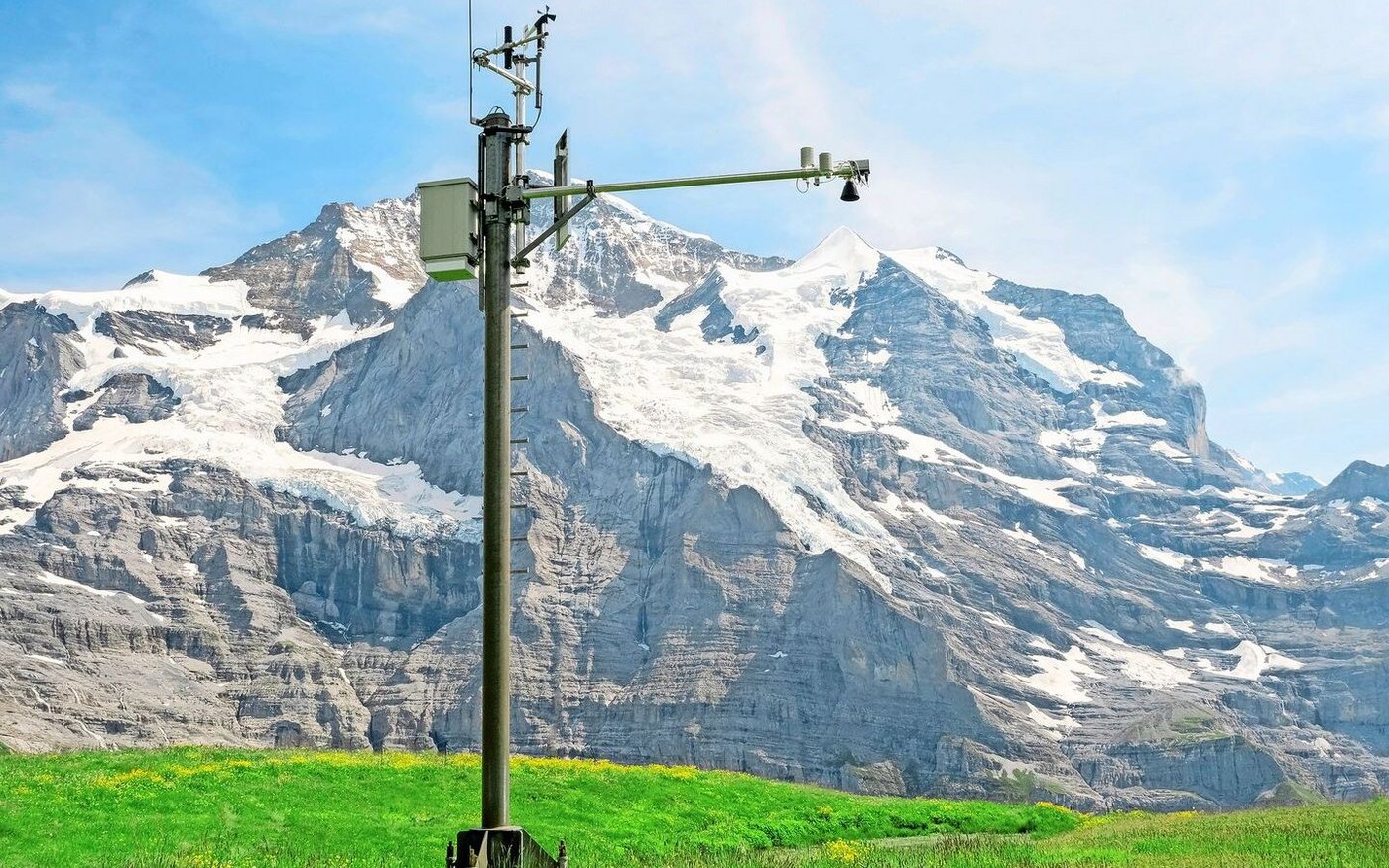 Solche Stationen messen im Winter die Schneehöhe – und quasi als Nebenprodukt, wie sich die Vegetation in der warmen Jahreszeit entwickelt.