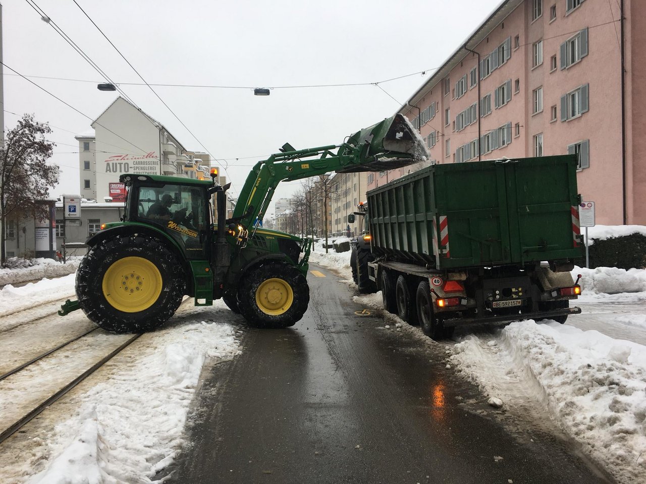 Ladung um Ladung Schnee wurde aus der Limmatstadt abgeführt. 