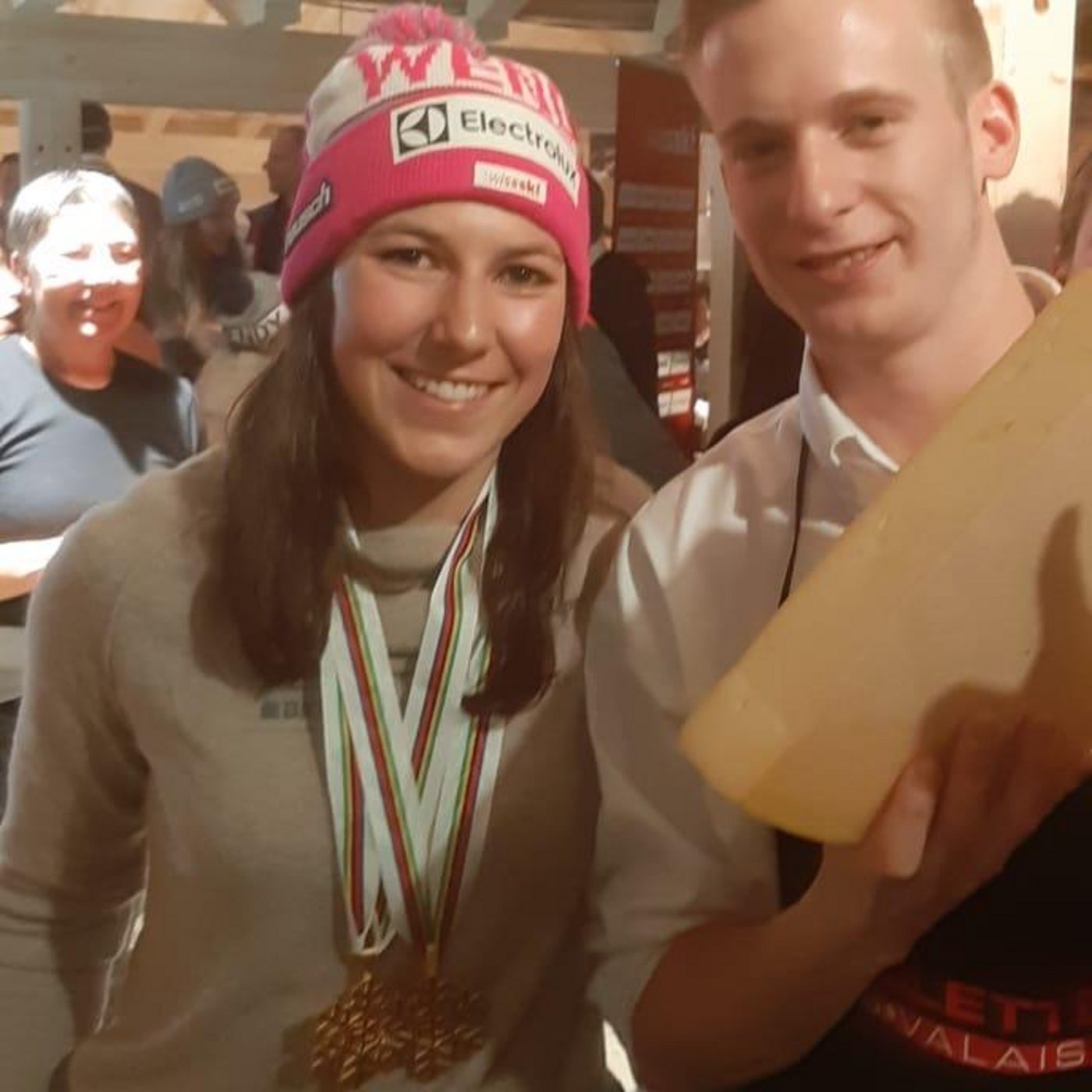 Doppelweltmeisterin Wendy Holdener feiert Ihre Goldmedaillen mit Walliser Raclette AOP, zubereitet vom Racleur Romuald Baillifard. (Bild pd)