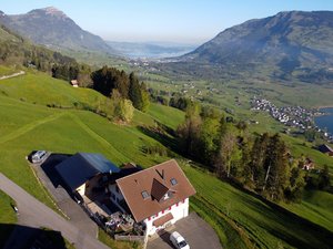 Der Betrieb von Kari Bürgi liegt an touristisch interessanter Lage im Kanton Schwyz. (Bild Zebuhof)