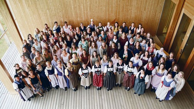 114 Bäuerinnen hatte 114 Bäuerinnen hatten allen Grund zum Strahlen: Sie schlossen die Ausbildung zur Bäuerin mit Fachausweis erfolgreich ab.