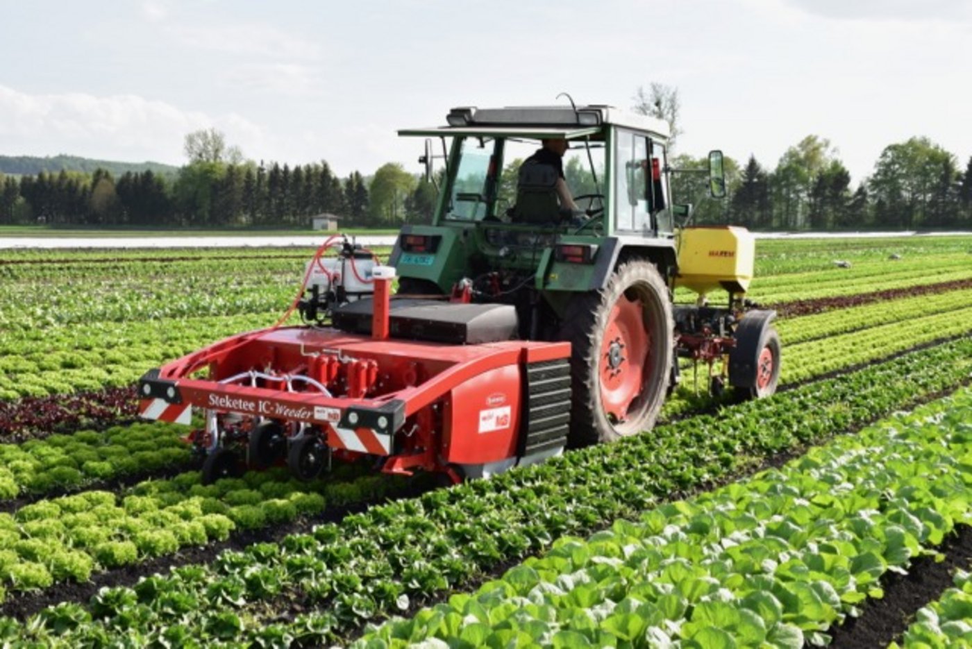 Der von einem Traktor gezogene Roboter verfügt über eine integrierte Bilderfassung und -verarbeitung. 