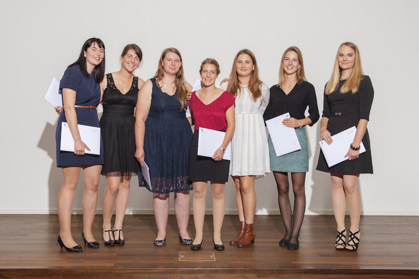 Eine reine Frauengruppe stand bei der Diplomübergabe der Pferdewissenschaften auf der Bühne. 