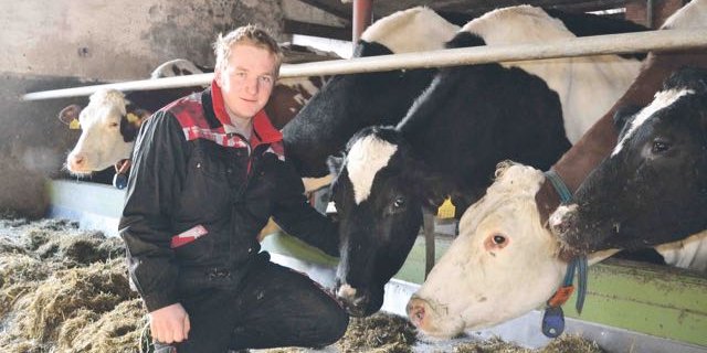 Meisterlandwirt Rudolf Gloor aus Seon AG setzt bei seinen Kühen schon seit 2014 den Trächtigkeitstest Fertalys ein. «Ich bin mit dem Ergebnis mehr als zufrieden.» (Bild Peter Fankhauser)