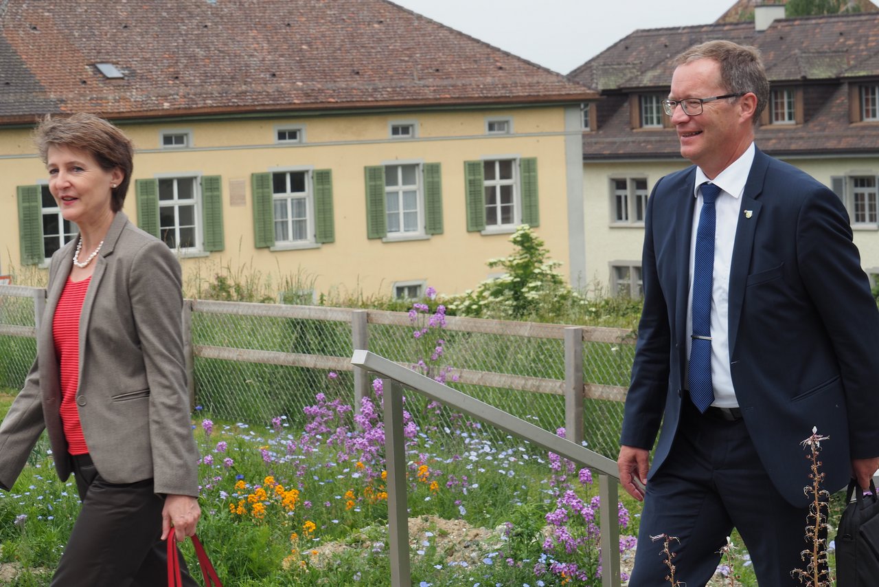 Simonetta Sommaruga mit dem Thurgauer Regierungsrat Walter Schönholzer. Die Bundespräsidentin besuchte am Tag der Biodiversität das BBZ Arnenberg. (Bilder Christian Weber)