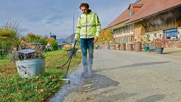 Hanspeter Bleuler zeigt vor, wie der Eco Weedkiller funktioniert. 100 Grad heisses Wasser läuft vorne aus der Lanze und zerstört so die grünen Pflanzenzellen.(Bilder Jasmine Baumann)