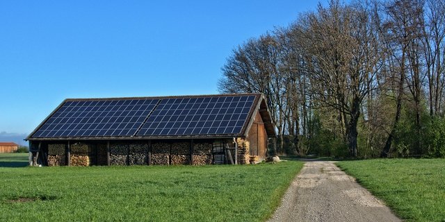 Wenn in Zukunft verschiedene Behörden ihre Daten austauschen können, dürfte der administrative Aufwand für den Bau einer Solaranlage sinken. (Bild Pixabay)