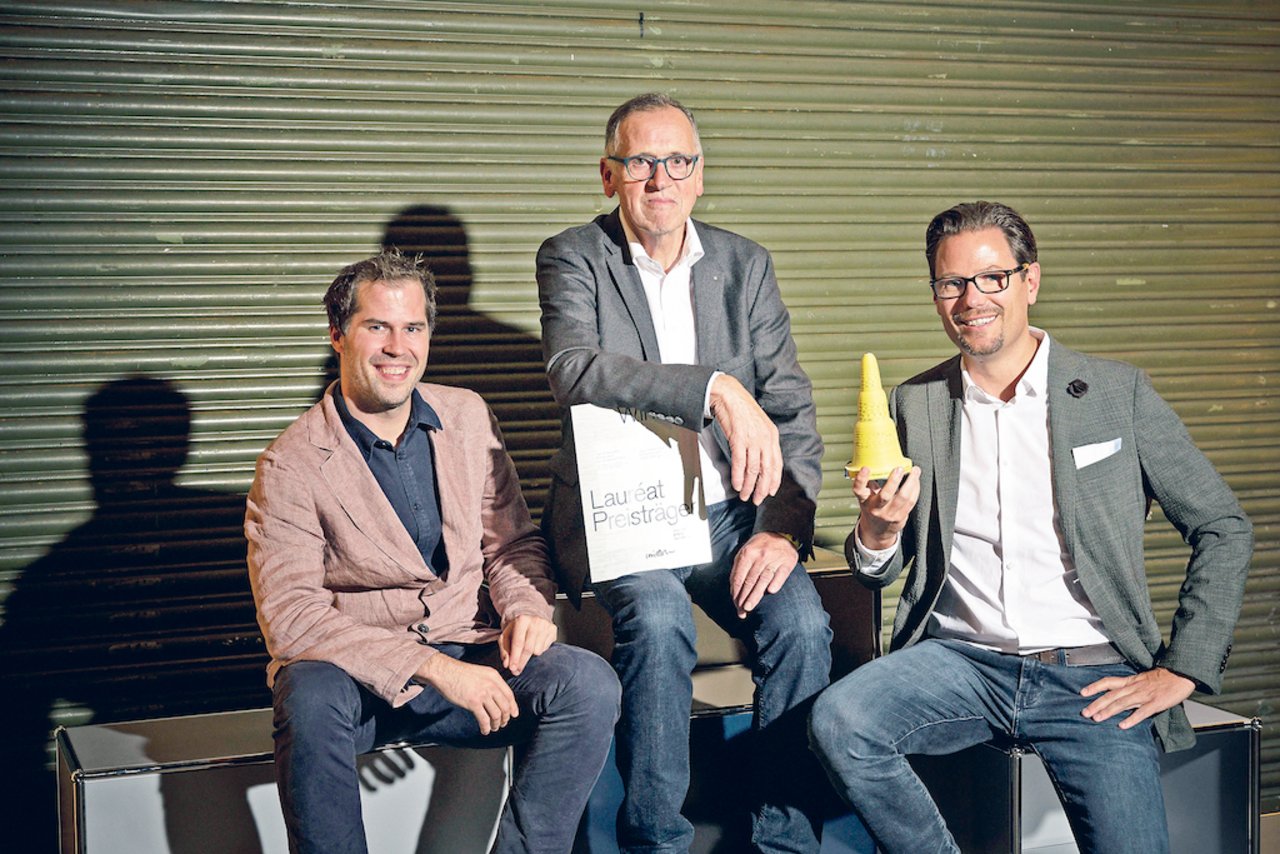 Mit Hans Haslebacher (Mitte), leisteten auch Dominik Füglistaller (links) und Marcel Meister (rechts), vom Unternehmen Swissflax, grossen Einsatz für die Textilproduktion aus heimischer Naturfaser. (Bild Swissflax)