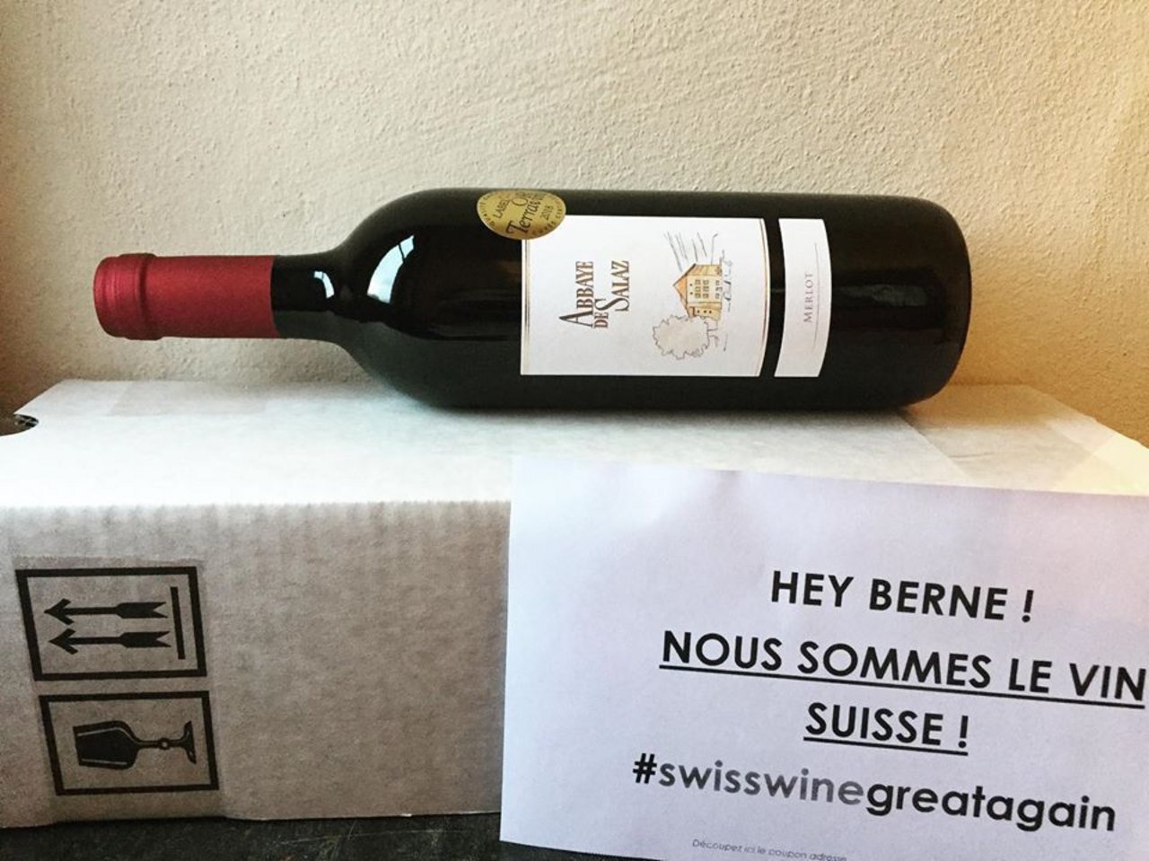 Weinflaschen mit Botschaft sollen die kommende Session im Parlament ganz im Zeichen des Schweizer Weins eröffnen. (Bild Abbaye de Salaz à Ollon/ Facebook)