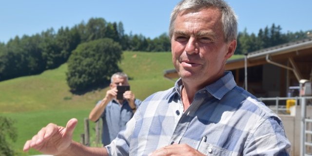 Referierte leidenschaftlich: Land- und Energiewirt Josef Gemperle zeigte den Schweizer Agrarjournalisten seine Biogasanlage. (Bilder jw)