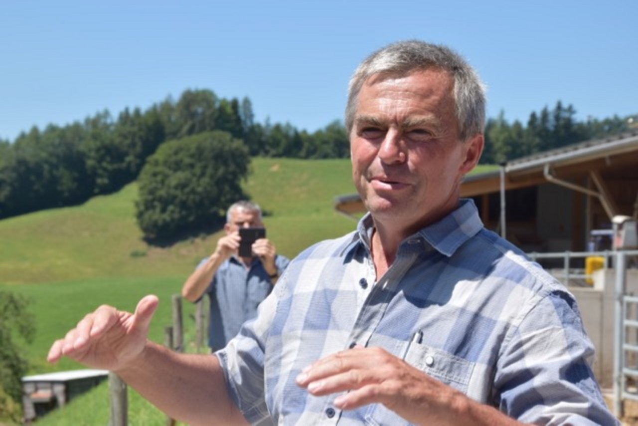 Referierte leidenschaftlich: Land- und Energiewirt Josef Gemperle zeigte den Schweizer Agrarjournalisten seine Biogasanlage. (Bilder jw)