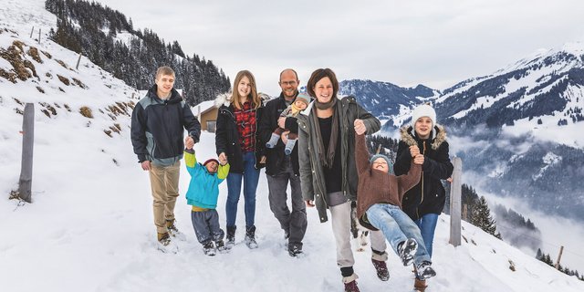Ist im Winter nur mit der Seilbahn erreichbar: Familie Arnold auf dem Berghof Oberalp im Engelberttal. (Foto: Johanna Bossart) 