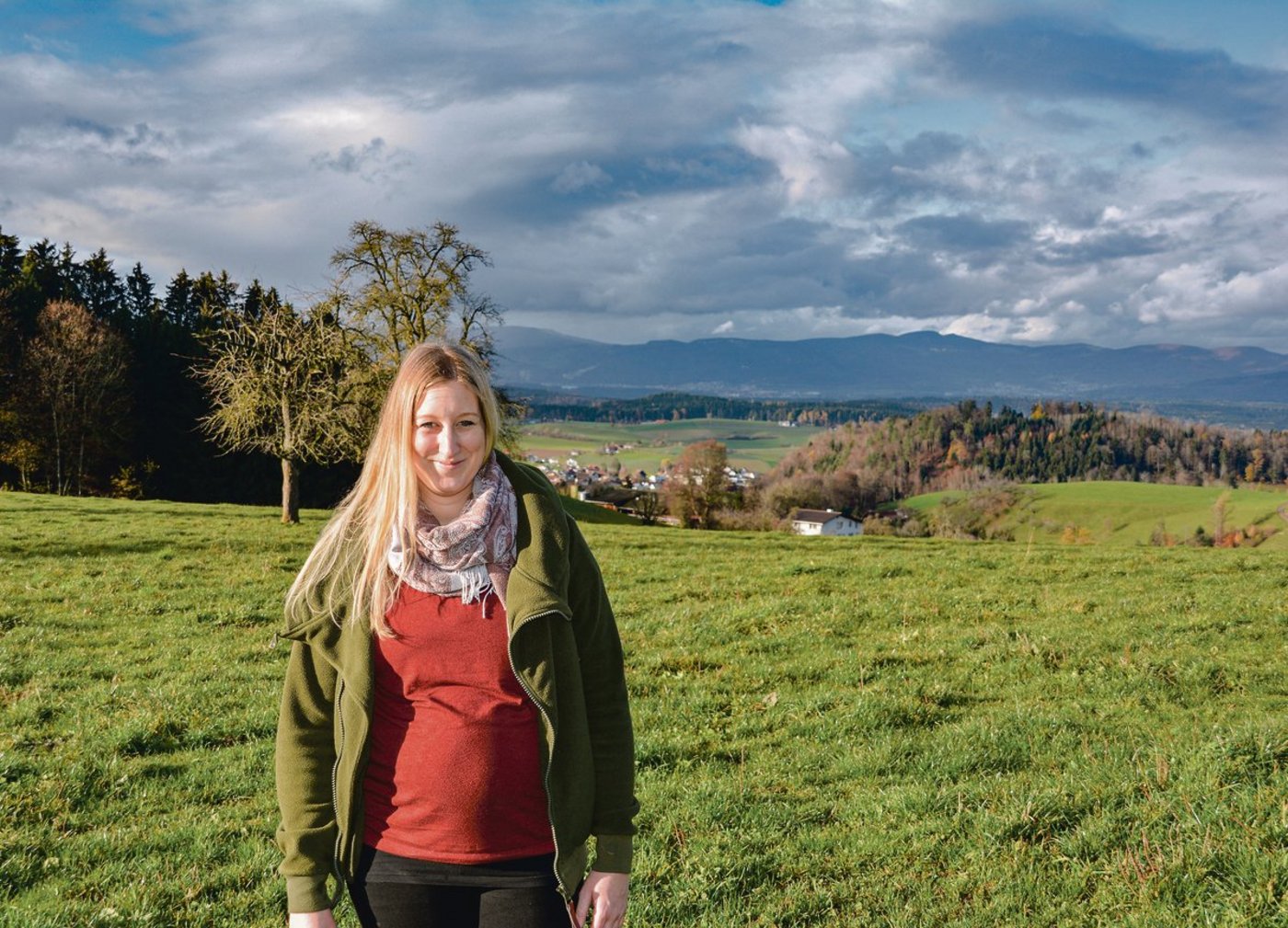 Bettina Steiner fühlt sich wohl auf dem Betrieb ihrer Schwiegereltern. Von dort aus hat sie einen Rundumblick. Hier im Hintergrund die Jura-Bergkette.(Bild Franziska Jurt)