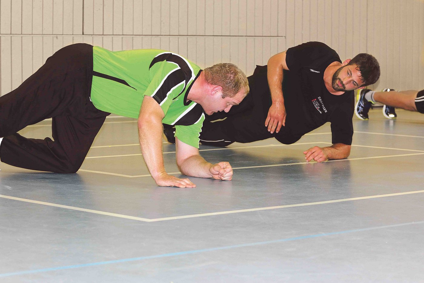 Im Training reicht es dem «Oldie», wie er sich selbst nennt, für einen Scherz oder einen Erfahrungsaustausch mit Schwingerkollege Philipp Reusser.