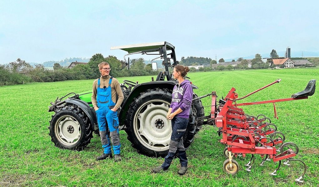 Das Hackgerät habe jahrelang hinter einem alten Holzschopf gestanden, erzählen Simon und Hanna Rindlisbacher. Simon Rindlis-bacher erweckte es zu neuem Leben und installierte Tastarme. Das reduzierte den Arbeitsaufwand fürs Hacken erheblich.