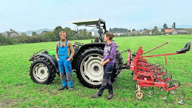 Das Hackgerät habe jahrelang hinter einem alten Holzschopf gestanden, erzählen Simon und Hanna Rindlisbacher. Simon Rindlis-bacher erweckte es zu neuem Leben und installierte Tastarme. Das reduzierte den Arbeitsaufwand fürs Hacken erheblich.