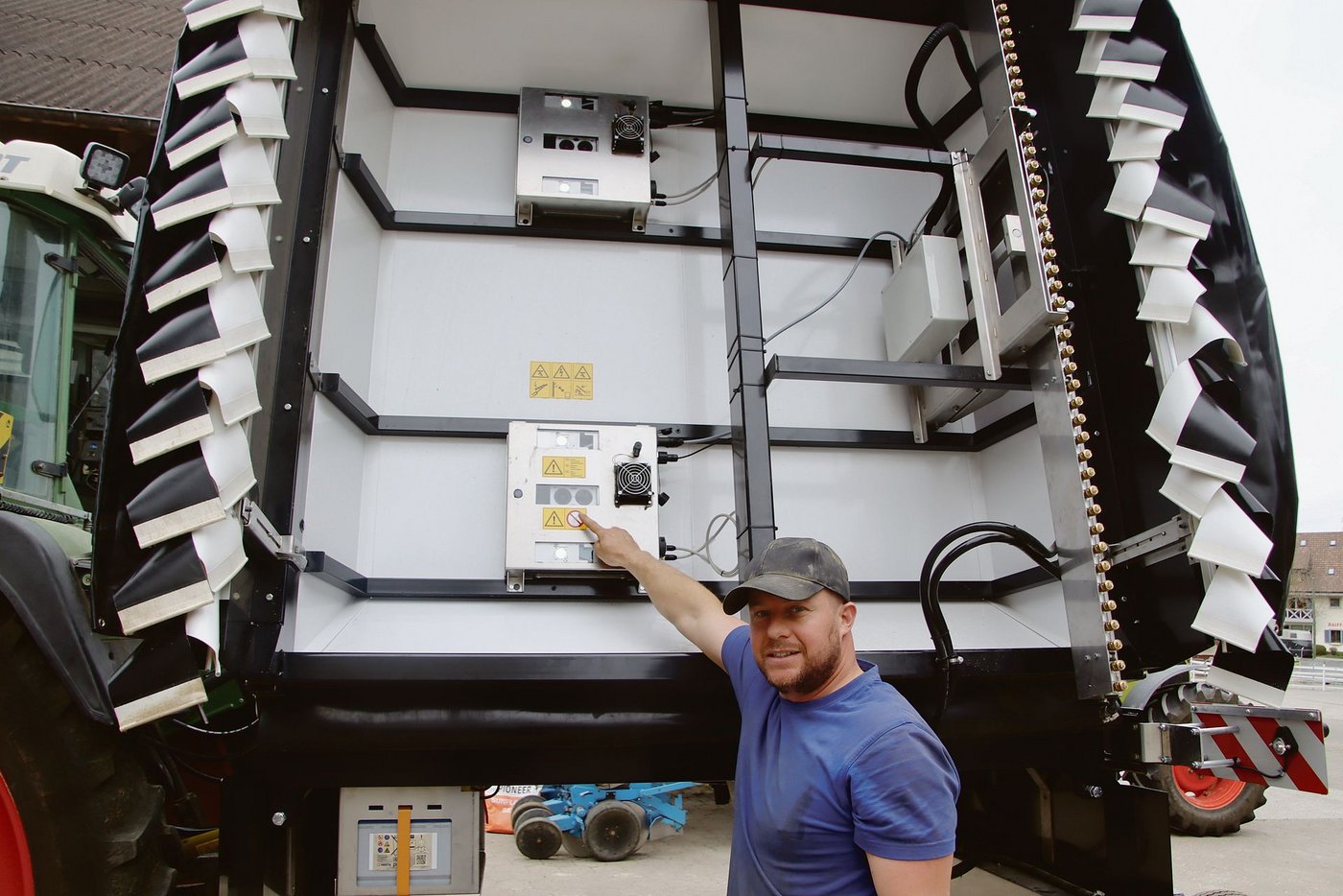 Matthias Nägeli zeigt die als Sets montierten Herzstücke der Präzisionsmaschine. (Bild Roland Müller)