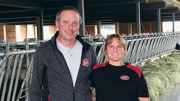 Beat und Astrid Schä Beat und Astrid Schär sind froh über den neuen Laufstall. Ein schöner Holzbau, der mit der neuesten Technik ausgerüstet ist, sorgt für Arbeitserleichterung.