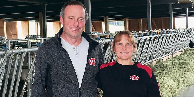 Beat und Astrid Schär sind froh über den neuen Laufstall. Ein schöner Holzbau, der mit der neuesten Technik ausgerüstet ist, sorgt für Arbeitserleichterung.