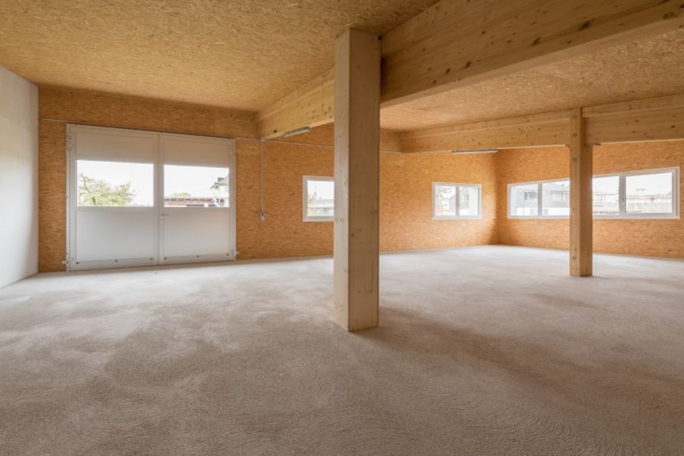 Konferenzraum und Materiallager im Obergeschoss mit Aussicht auf die anderen Ställe des Aviforum. (Bild z.V.g.)