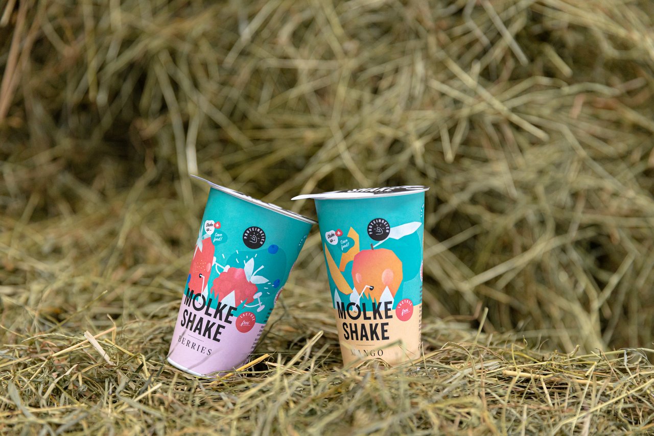 Den Molke-Shake gibt es in den Sorten Beeren und Mango zu kaufen. (Bild Andreas Eberhard)