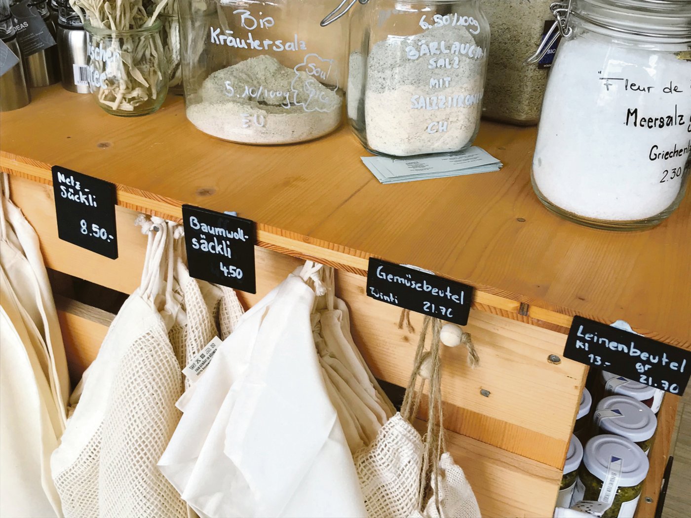 Ein Grossteil der Produkte wird gut sichtbar in grossen Gläsern angeboten. Die Kunden bringen idealerweise ihre eigenen Behälter mit. Wer keinen dabei hat, kann einen Stoffbeutel kaufen oder ein Glas mit Depot mit nach Hause nehmen.