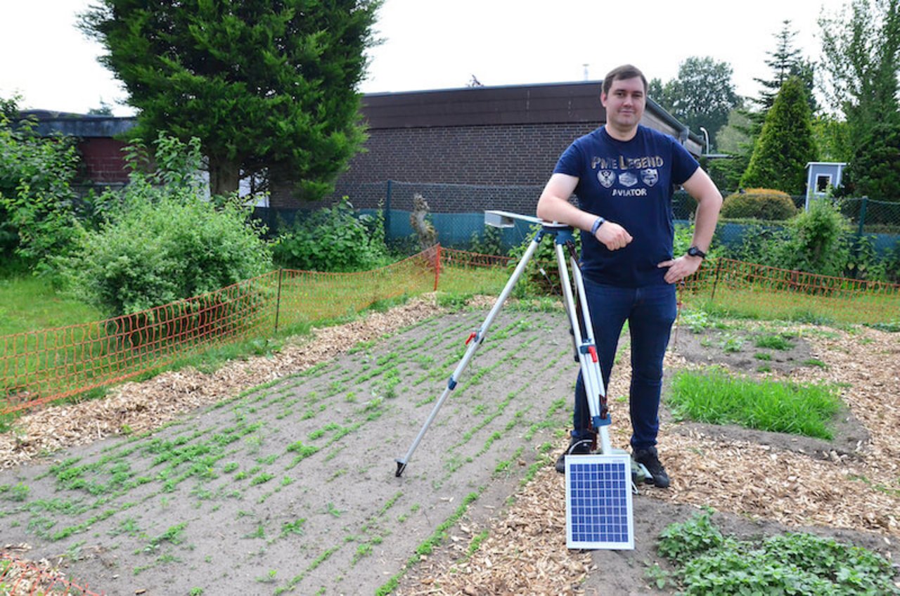 Steffen Wermers mit seinem Prototyp. Ein Solarpanel sorgt für die Stromversorgung, damit der lästige Batteriewechsel entfällt.