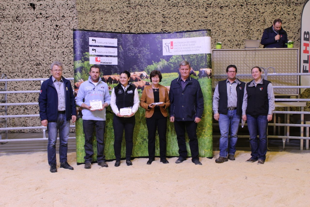 Die Gewinnerinnen und Gewinner des Herdbook-Awards Stiere 2019, umrahmt vom vom Präsidenten von Mutterkuh Schweiz, vom Präsidenten der FLHB-Kommission, vom Geschäftsführer und von der Leiterin Herdebuch von Mutterkuh Schweiz.