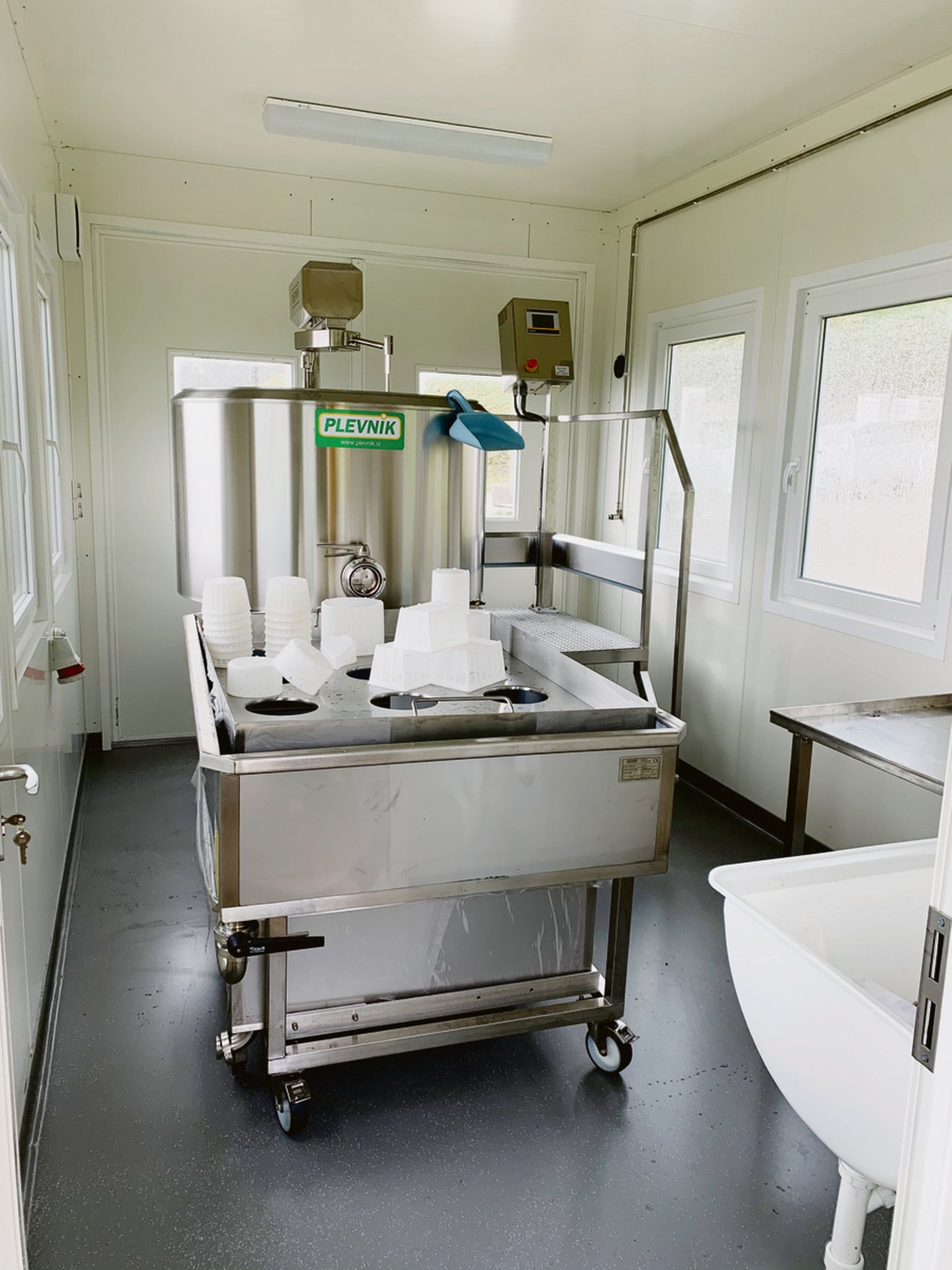 Und so sieht der Container mit der mobilen Käserei von innen aus. Der Bau dauert lediglich sechs Wochen und ersetzt, wo nötig, veraltete Infrastruktur rasch.