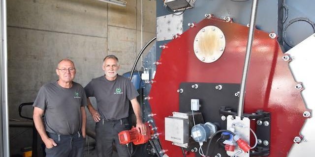 Toni Meier und Hanspeter Breiter (APD AG) vor der Pyrolyseanlage. (Bild zVg)