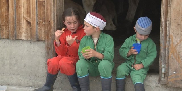 Ihr Tenue ist das Arbeitsgwändli für Kinder: Braida, Marchet und Jon. (Bild zVg)