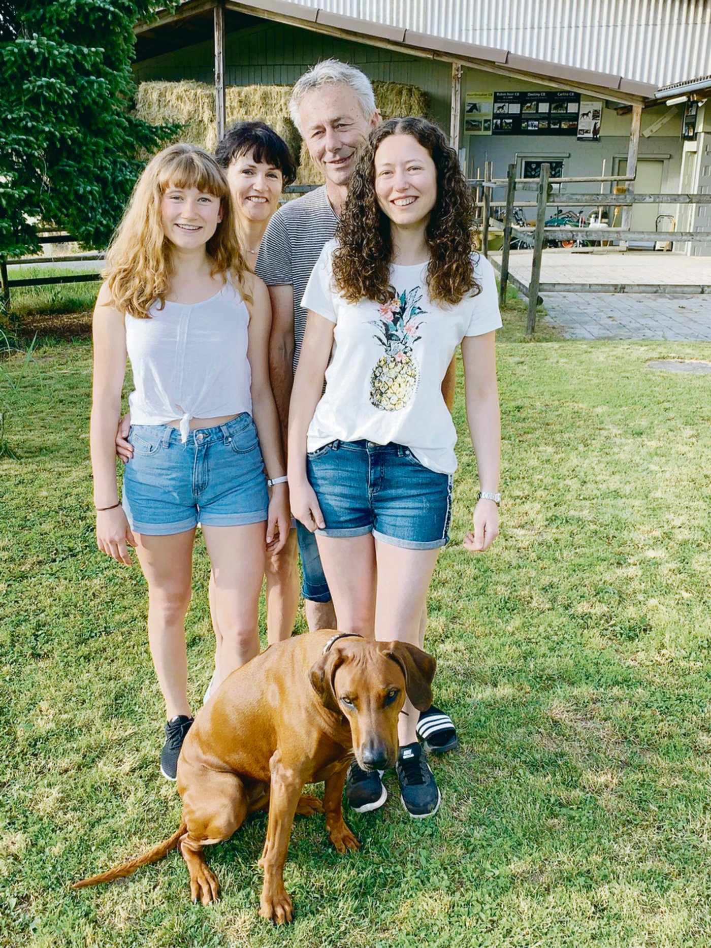 Vor dem kleinen aber feinen Betrieb in Laupen: Christian Bürki mit seiner Partnerin Andrea Unternährer und die beiden Töchter Adriana (links) und Carmen Unternährer.