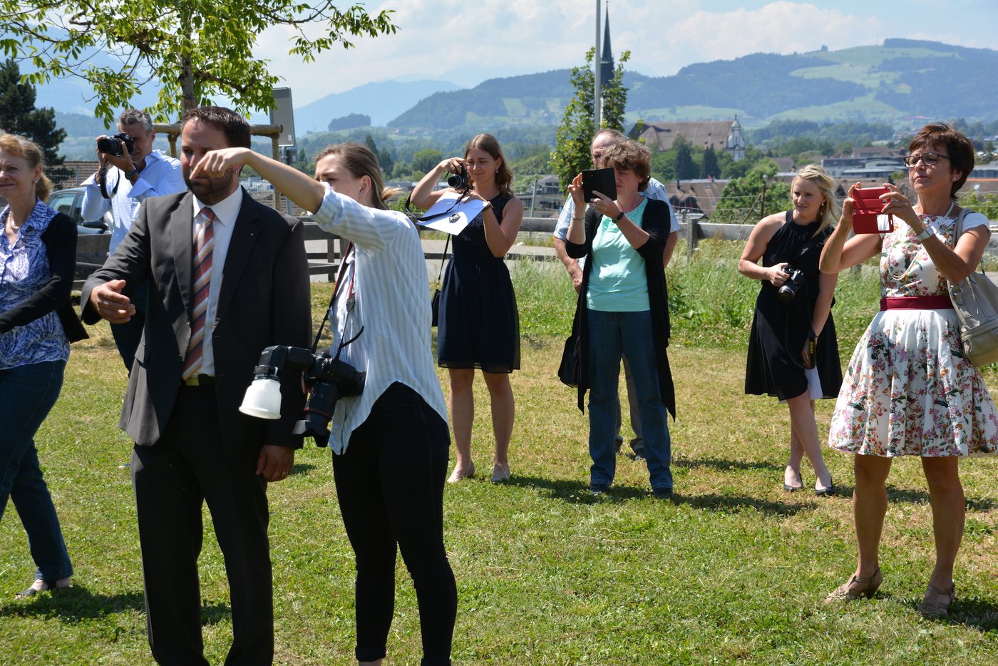 Ein Bild hat immer zwei Seiten. Hier die Fotografen mit Rektor Martin Pfister vorne links.