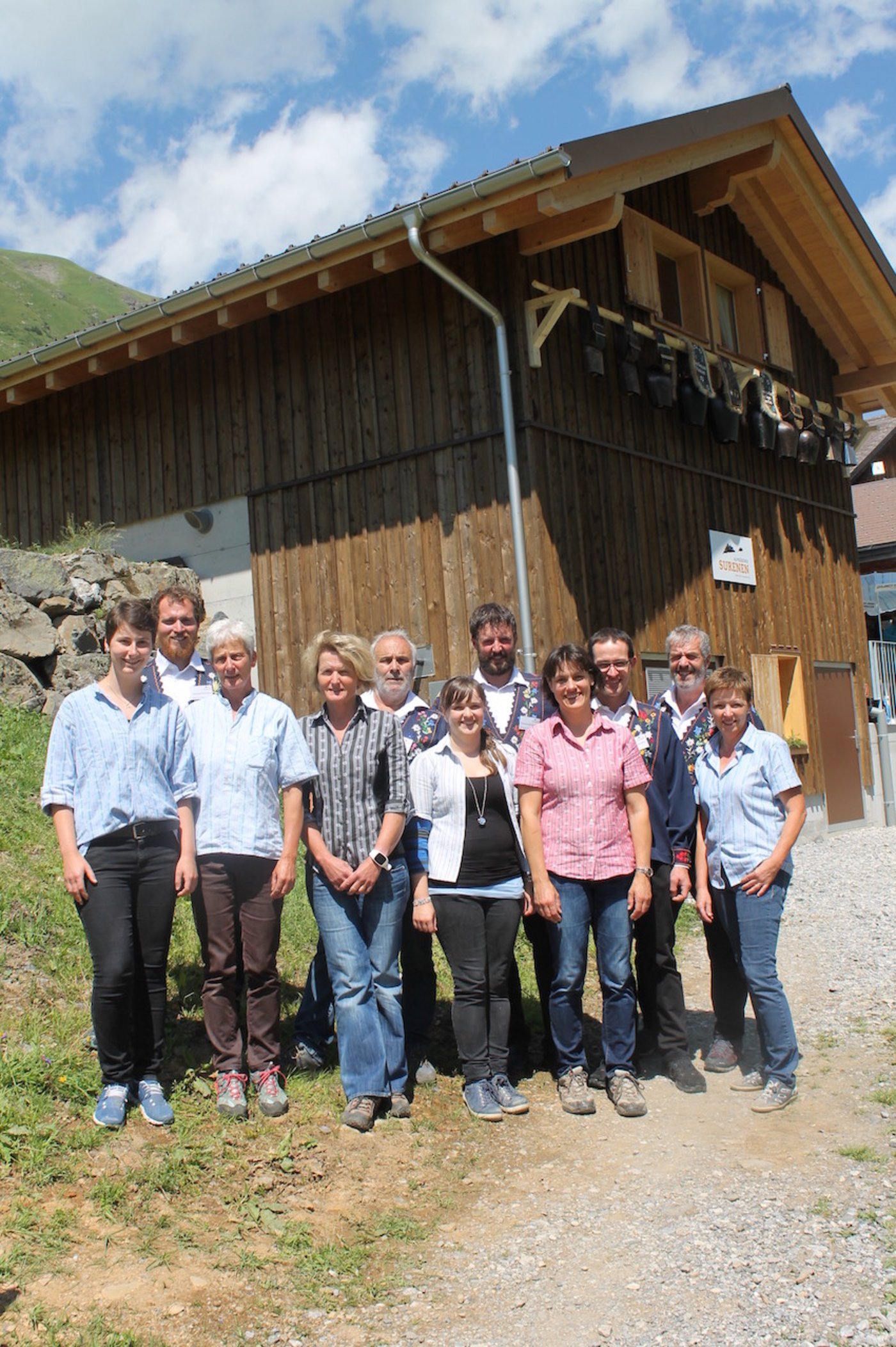 Die Genossenschaftsfamilien freuen sich am Tag der offenen Tür über die Einweihung ihrer Käserei Surenen. 