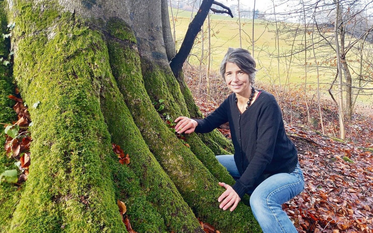Während ihrer Weiterbildung zur Wildnispädagogin lernte Anna Moor, in der heimischen Wildnis zu (über)leben und sich dabei die Ressourcen des Waldes zunutze zu machen. 