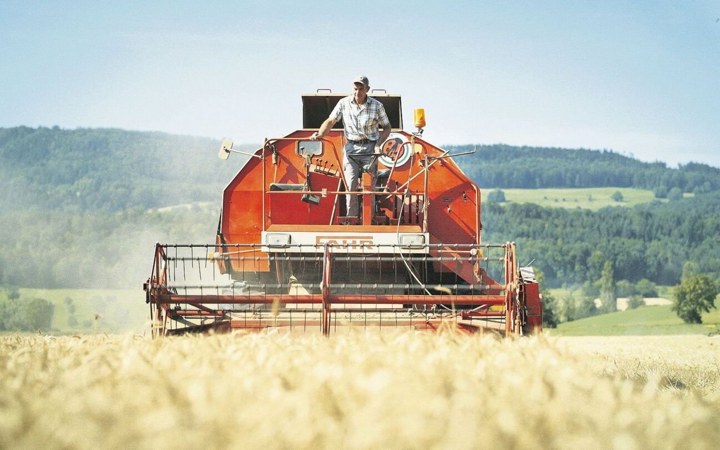 Im Dokumentarfilm von Denner ist Christian Schürch mit seinem Mähdrescher unterwegs. «Diese Maschine bildet nicht unbedingt die Realität auf den Höfen ab», sagt Schürch und lacht dabei. Geliebt habe er aber diese Arbeit.  