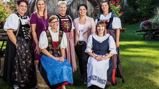 Landfrauenküche 2018: Wer gewinnt? Sie wollen Landfrauenküche-Gewinnerin des Jahres werden: (hinten, v.l.) Anita Mosimann-Brawand, Christine Egger, Katrin Kissling, Yvonne Heinzer, Caroline Schweizer (vorne, v.l.) Cornelia Hlitebrand, Karin Caminada (Bilder SRF/Ueli Christoffel)
