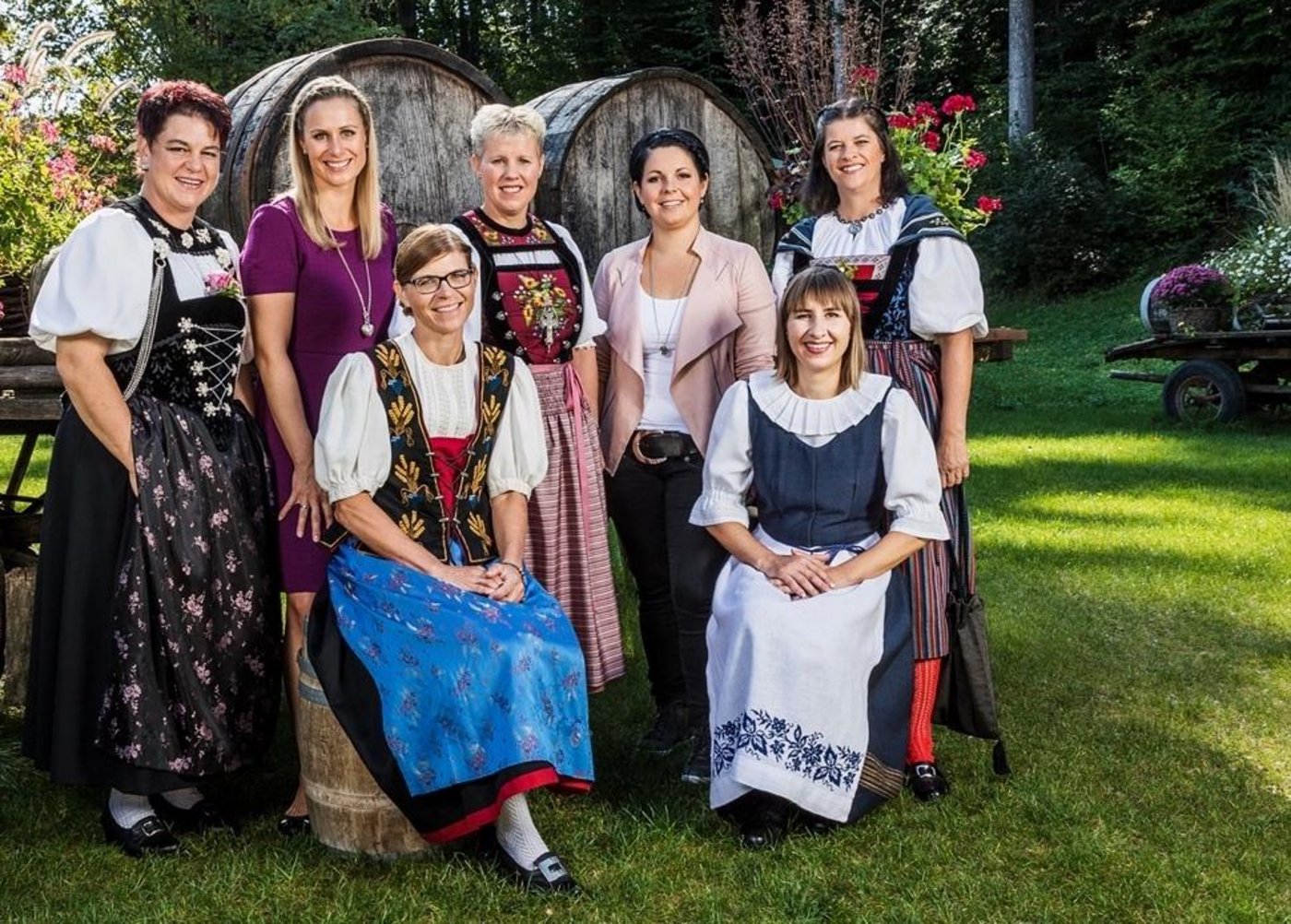 Sie wollen Landfrauenküche-Gewinnerin des Jahres werden: (hinten, v.l.) Anita Mosimann-Brawand, Christine Egger, Katrin Kissling, Yvonne Heinzer, Caroline Schweizer (vorne, v.l.) Cornelia Hlitebrand, Karin Caminada (Bilder SRF/Ueli Christoffel)