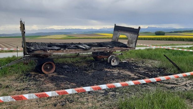 Ein in Brand gesetzter Anhänger, auf dem ursprünglich mal Plakate gegen die Agrar-Initiativen angebracht waren, war einer der traurigen Höhepunkte im Abstimmungskampf. (Bild SBV) 