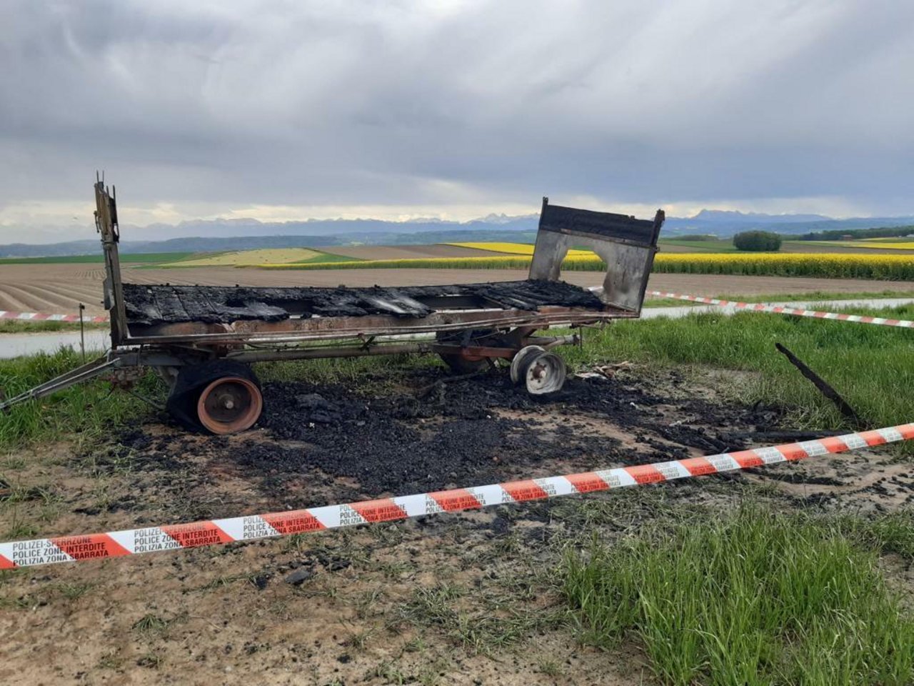 Ein in Brand gesetzter Anhänger, auf dem ursprünglich mal Plakate gegen die Agrar-Initiativen angebracht waren, war einer der traurigen Höhepunkte im Abstimmungskampf. (Bild SBV) 