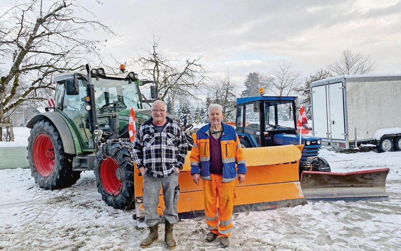 Die Cousins Jürg (links) und Alfred Hänni räumen bei Schneefall Allmendingens Strassen und Wege. Diesen Job machen die beiden Landwirte gern. 